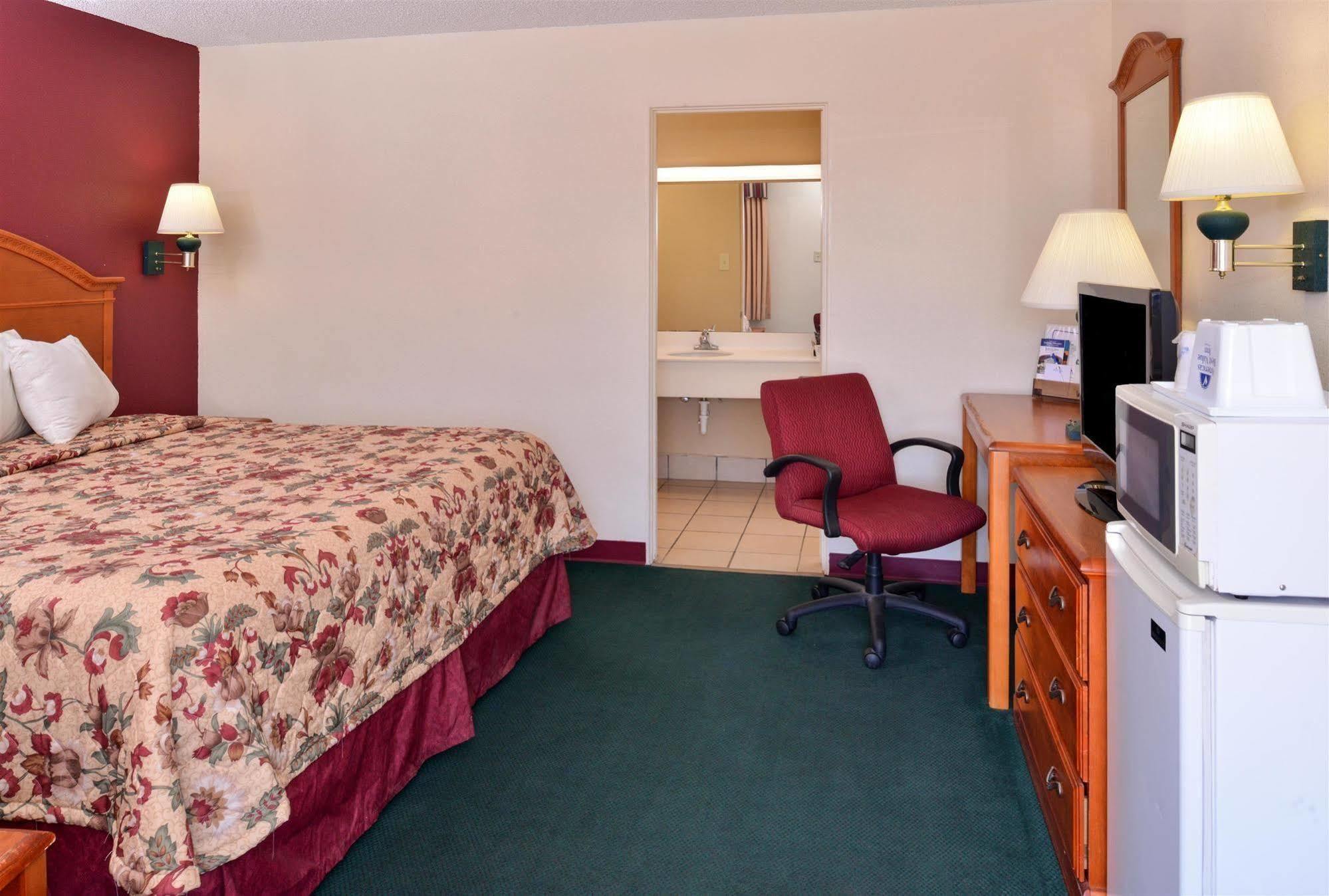 Americas Best Value Inn Lubbock East Exterior foto