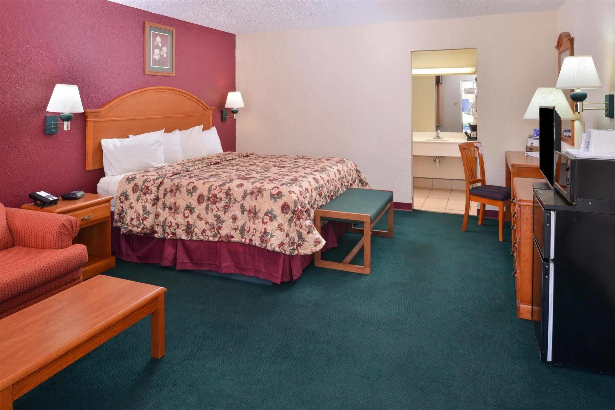 Americas Best Value Inn Lubbock East Exterior foto