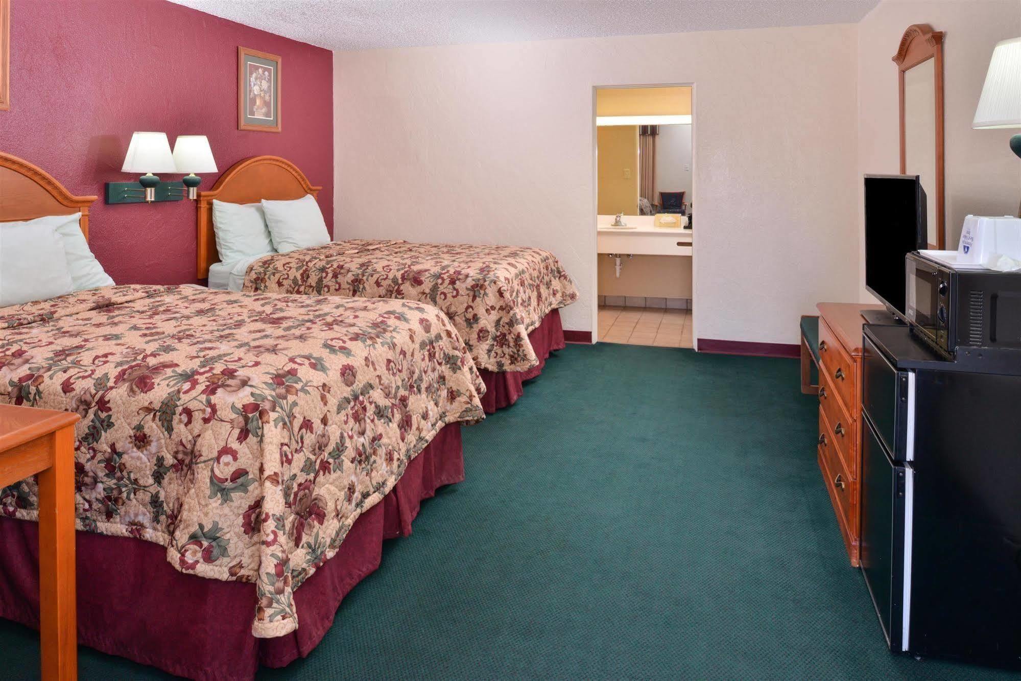 Americas Best Value Inn Lubbock East Exterior foto